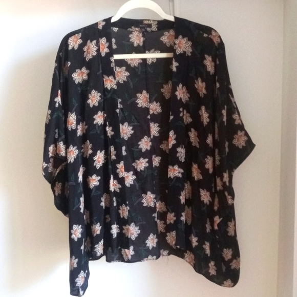 Aritzia Tops - Aritzia Talula Floral Kimono
